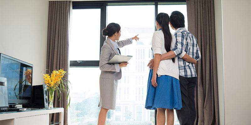Five Great Reasons to Buy a Home This Fall home buyer and real estate agent